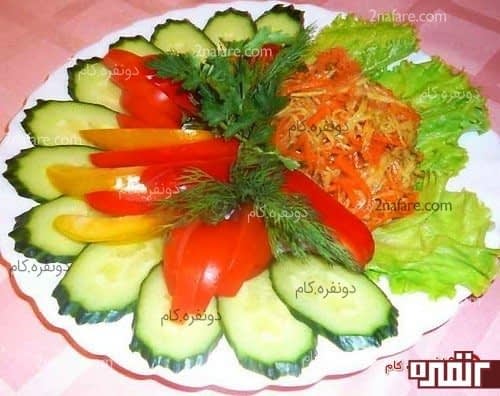تزیین سالاد با خیار و گوجه و سبزیجات