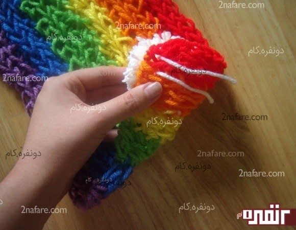 وصل کردن توپ های کاموایی برای تزیین شال گردن