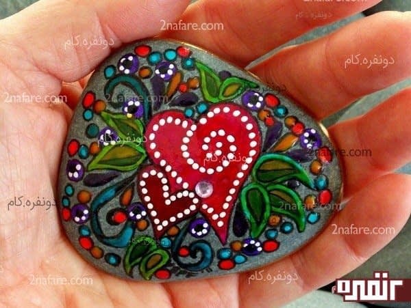 هنر نقاشی روی سنگ قلب مینیاتوری
