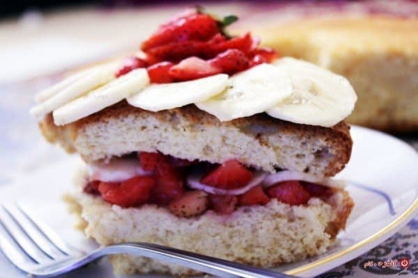تزیین کیک با موز و توت فرنگی