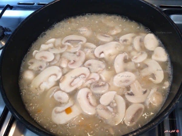 قارچ خرد شده در سوپ