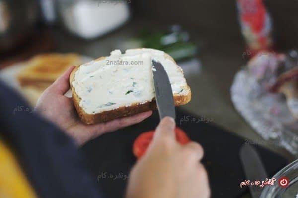 پنیر خامه ای فراوان روی نان تُست شده (هممممم)