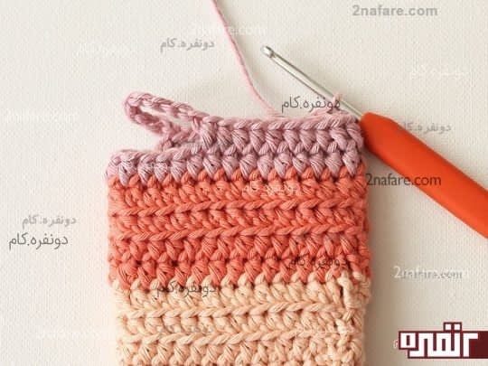 رج بعدی رو به اندازه دور شست نمیبافیم و تنها زنجیر میزنیم تا سوراخی برای شست ایجاد بشه
