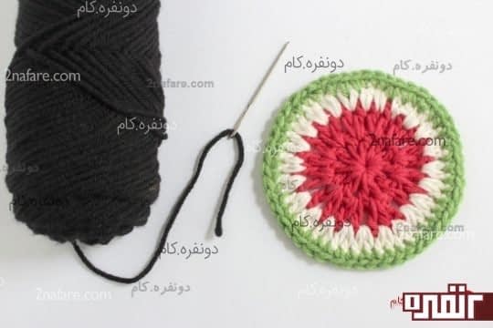 با کاموا مشکی و سوزن، دانه های هندوانه رو میدوزیم