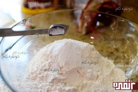مخلوط آرد و جوش شیرین و نمک