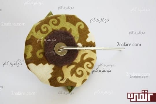 گیره سر رو به انتهای گل بچسبونید