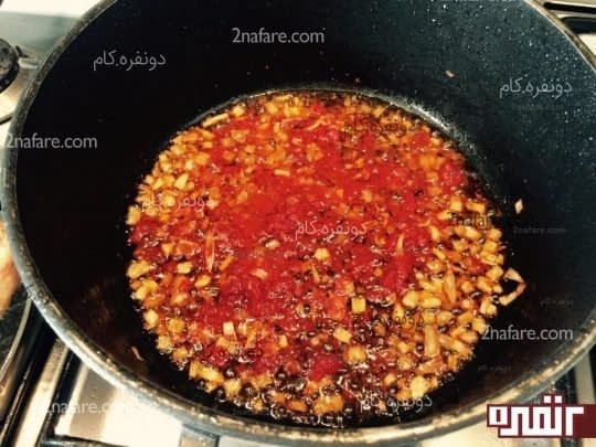 پیاز و رب در حال تفت خوردن