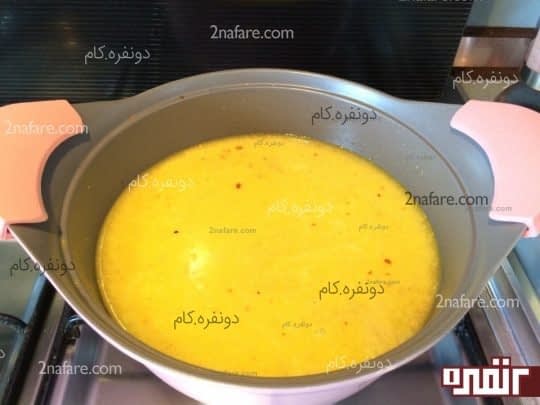 آب رو به گردو و پیاز و کدوی تفت داده شده اضافه میکنیم.