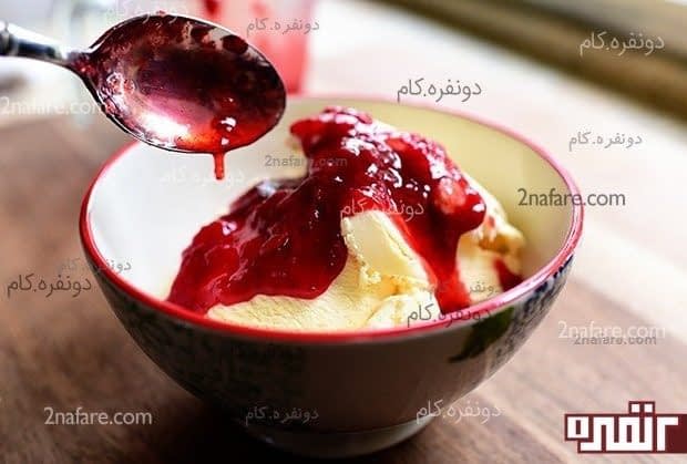 طرز تهیه سس توت فرنگی بستنی با سس توت فرنگی