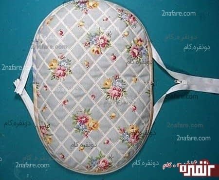 زیپ رو از هم باز کرده و در دو طرف کیف قرار بدید و به همراه حاشیه بدوزید.