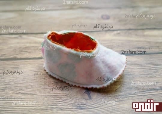 پارچه داخلی کفش رو هم وارو درون کفش قرار بدید و دور تا دورش رو بدوزید.
