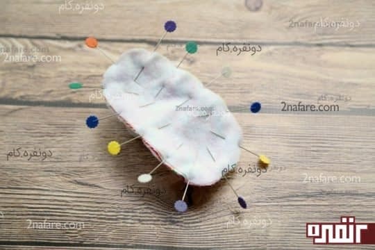پارچه رویی کفش و لایی رو که با هم دوختید به کف کفش با سوزن بچسبونید و تنظیم کنید.