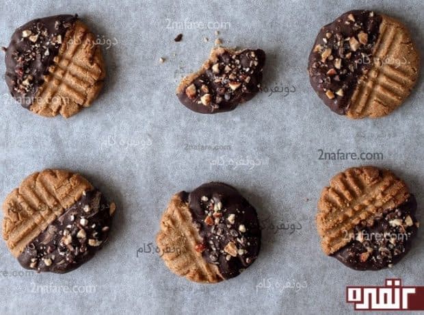 طرز تهیه کوکی لذیذ و مقوی بادام زمینی کوکی بادام زمینی با تزئین شکلات