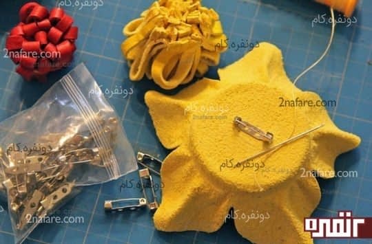 استفاده از گل تزئینی با چرم به عنوان سنجاق سینه