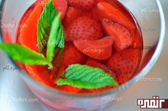 تزئین کمپوت توت فرنگی با برگهای تازه ی نعنا