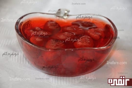 سرو کردن کمپوت توت فرنگی بعنوان دسر