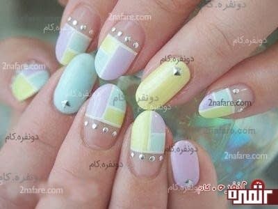 طراحی ناخن با رنگ های ملایم و نگین های فلزی