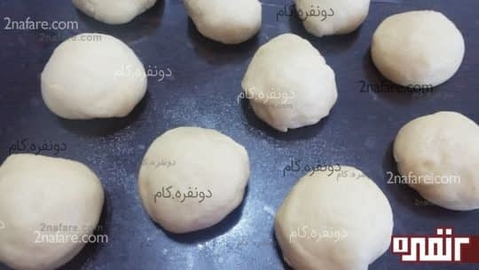 چانه گیری خمیر برای تهیه ی نان نارگیلی