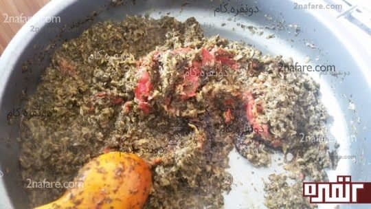 اضافه کردن رب انار و رب گوجه به مواد