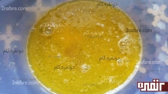 مخلوط تخم مرغ ، شکر ، روغن و نمک برای تهیه ی خمیر اشترودل