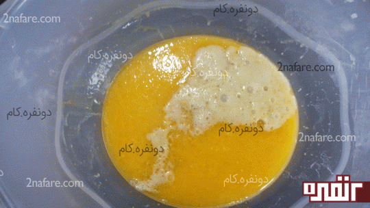 مخلوط کردن مواد برای تهیه ی شیرینی دانمارکی