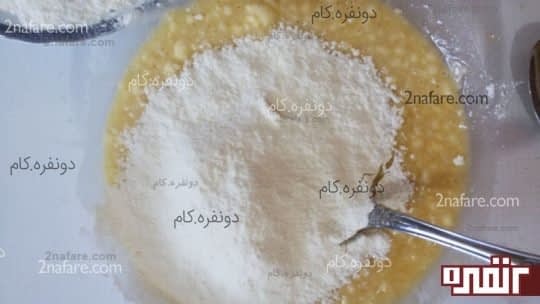اضافه کردن خمیر مایه و آرد به مواد