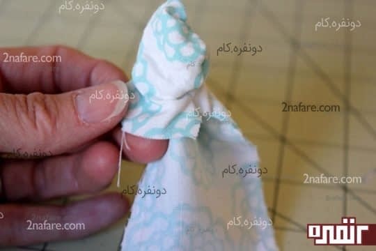 بعد از دوختن 3 طرف هدبند آن را به سمت رو برگردانید