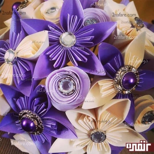 یه گلدون پر از گل های کاغذی رنگارنگ به روش اوریگامی