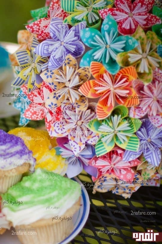 یه گلدون پر از گل های کاغذی رنگارنگ به روش اوریگامی