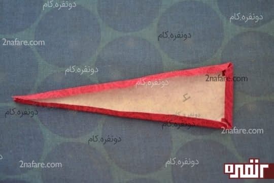 درون تکه ها لایی قرار بدید و گوشه های پارچه رو حدود نیم سانت تا بزنید و اتو کنید.