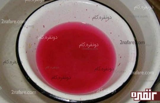 آب کردن پارافین و افزودن رنگ پودری به آن