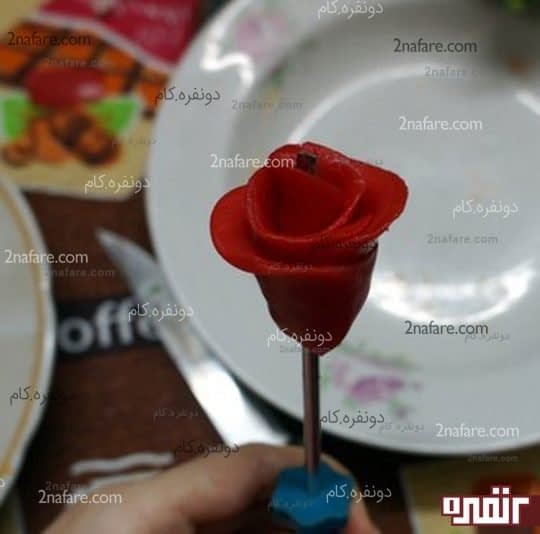 فرم دادن به گلبرگ ها برای ساخت شمع گل رز