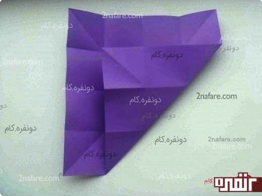 از گوشه ها به آخرین راس تای مقابل تا کنید