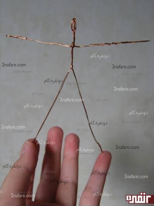 سیم مفتولی را بصورت اسکلت آدمک درست کنید