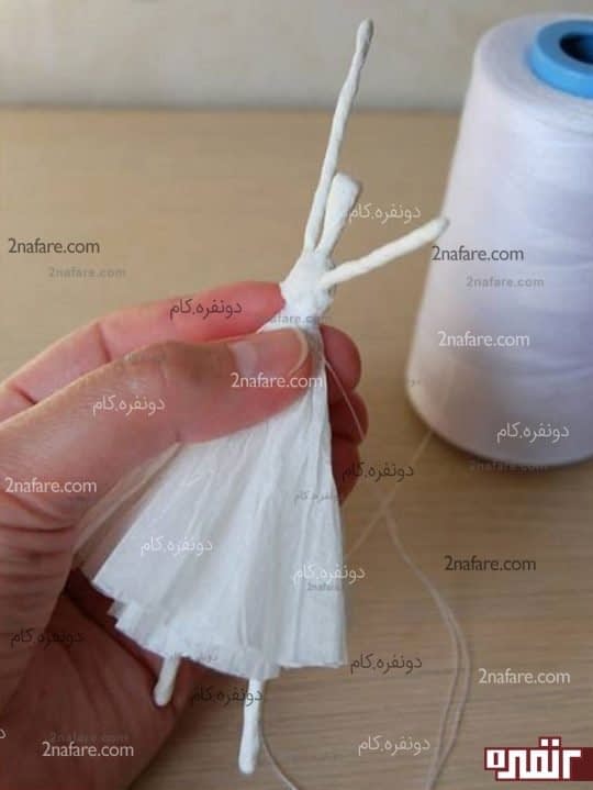 با پیچیدن نخ کمر لباس ها را محکم کنید