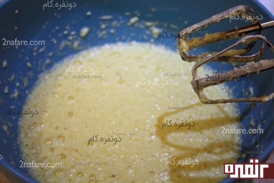 اضافه کردن تخم مرغ ها و شیر به کره