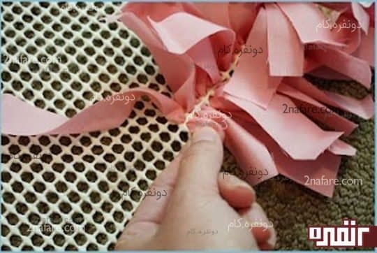 نوارهای پارچه ای را از بین روزنه ها عبور دهید