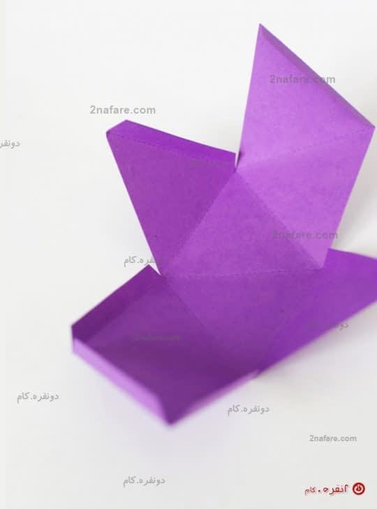 لبه ها رو به داخل خم کنید و قسمت های خط چین رو تا کنید.