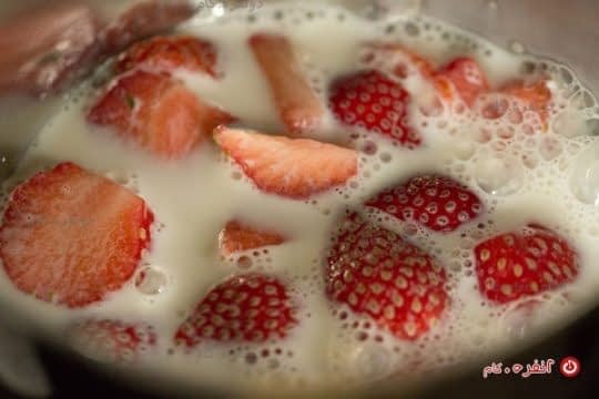 مخلوط کردن توت فرنگی با شیر و بستنی و شکر و وانیل