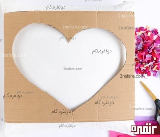 روی تکه ای کارتون شکل قلب برش بزنید و روی کوسن قرار بدید