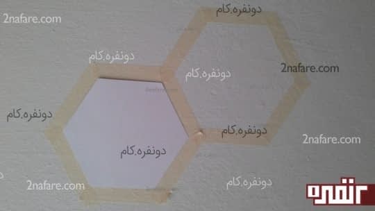 مقوا رو روی دیوار قرار بدید و دورش رو چسب بچسبونید به طوریکه چسب به دیوار اطراف مقوا بچسبه