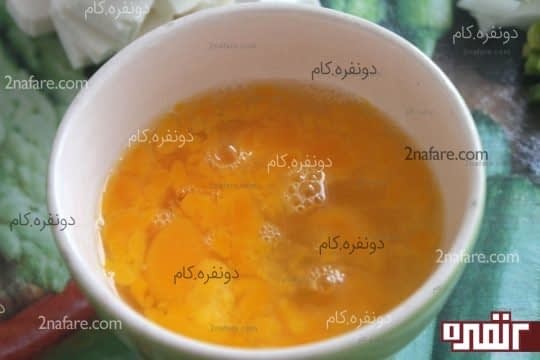 تخم مرغ رو هم میزنیم و به املت اضافه میکنیم