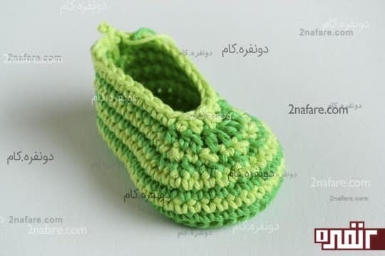 رج هشتم هم جلوی کفش رو پایه بلند میبافیم و بقیه رو مثل قبل ادامه میدیم تا کار کاملا جمع بشه و به ساق کفش برسیم