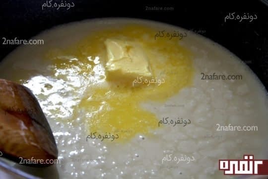 روغن و کره رو به آرد برنج اضافه میکنیم