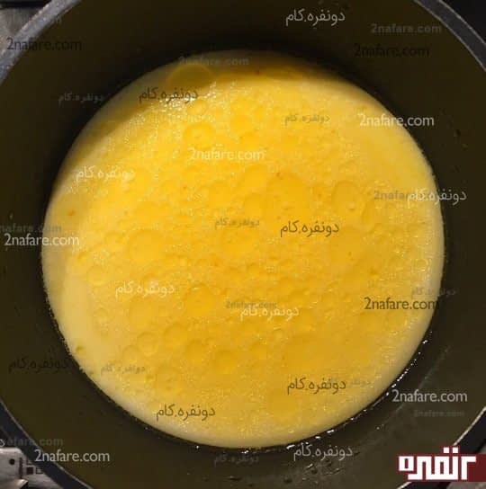 شیر رو به سیر و کره اضافه میکنیم