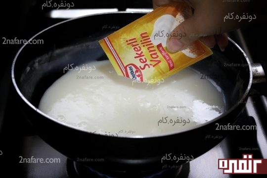 وانیل و کرم شانتی رو اضافه میکنیم.