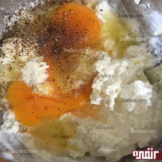 ترکیب پنیرخامه ای، تخم مرغ، پودرسیر ، فلفل سیاه