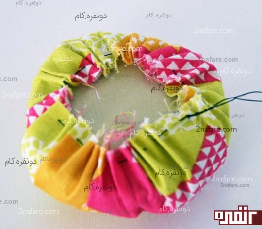 تکه ای که از در شیشه جدا شده روی الیاف قرار میدیم