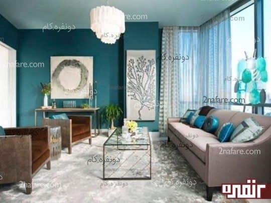 دیوارهایی با رنگ آبی کله غازی به همراه وسایل تزیینی آبی ملایم و مبلمانی با تناژ قهوه ای روشن.ترکیب رنگ اجزاء و چیرمان می تواند فضای اتاق نشیمن شما رو آرامش بخش و راحت جلوه بده.