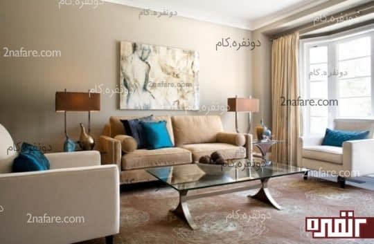 اتاق نشیمنی با ترکیب سایه های رنگ قهوه ای ملایم کاناپه به همراه بالش یا کوسن های آبی پررنگ .به انتخاب رنگ های وسایل تزیینی و اجزاء اتاق دقت کنید که چگونه هارمونی به خوبی رعایت شده است.